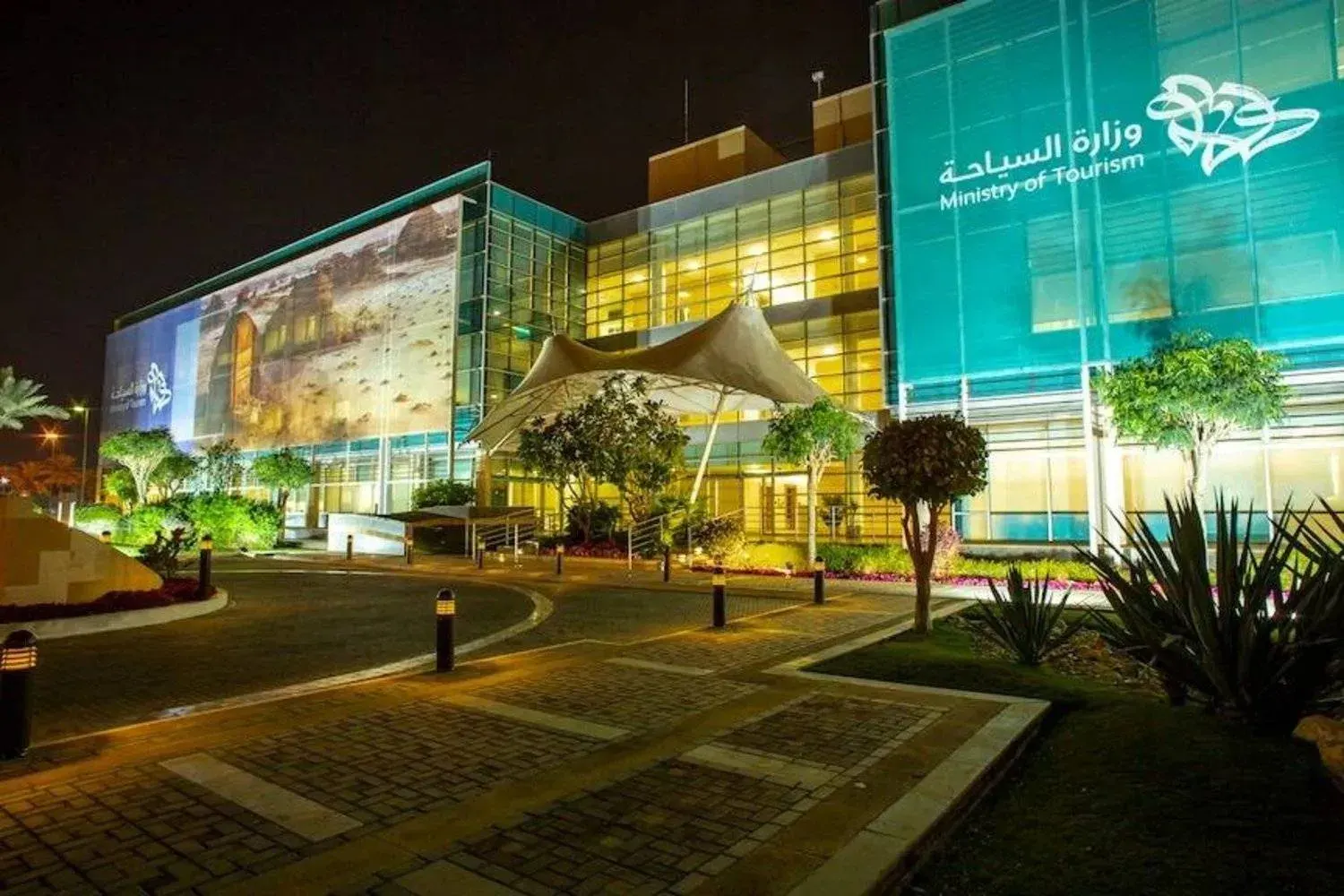 "السياحة" تحدّث 4 لوائح لتنظيم الأنشطة السياحية