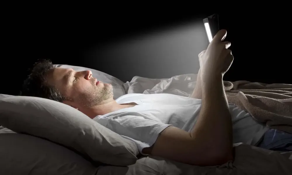 تصفح مواقع التواصل قبل النوم يفسد جودة نومك... لماذا؟
