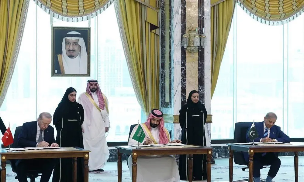 المملكة وتركيا وباكستان توقع اتفاقية مكة للدفاع المشترك