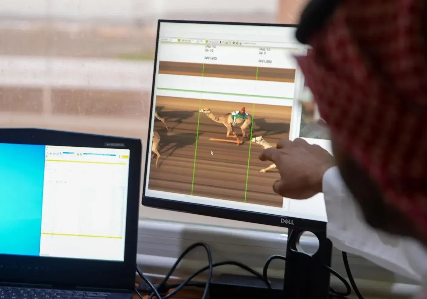ما هي تقنية "الفوتوفينش" المستخدمة في تحديد نتائج سباقات الهجن السعودية؟