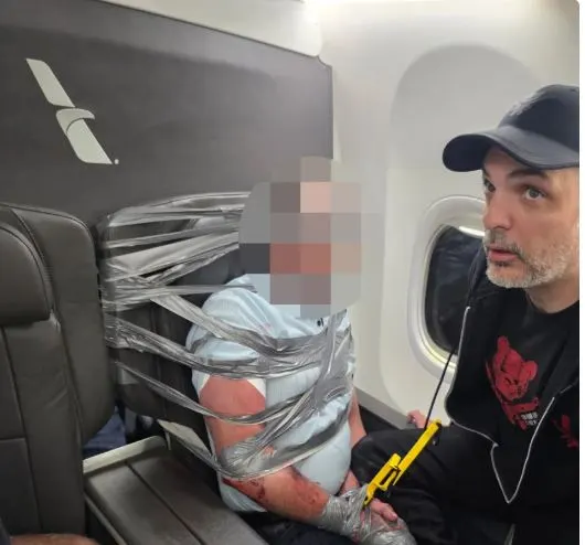 راكب يُجبر طاقم طائرة على تقييده بشريط لاصق.. ما السبب؟