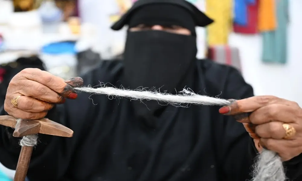 من "الكرداش" إلى "المغزل".. رحلة تراثية صنعت خيوط السدو في تبوك