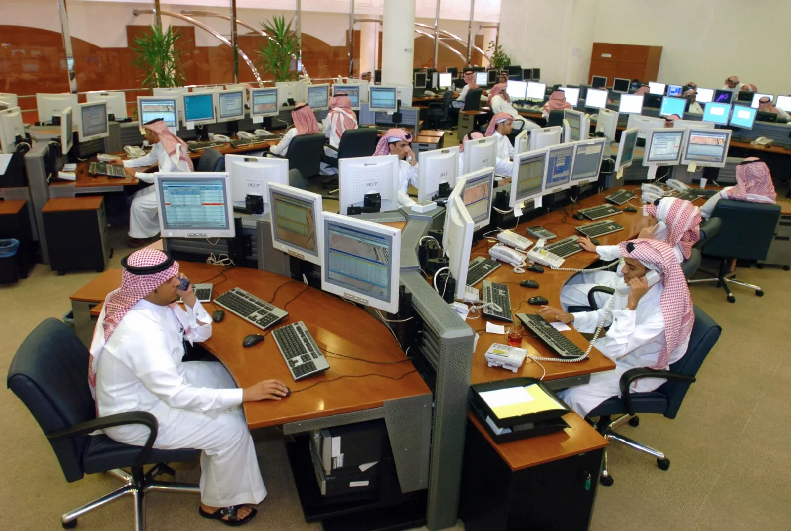 السعودية تبحث تقليل عدد أيام العمل أسبوعيًا