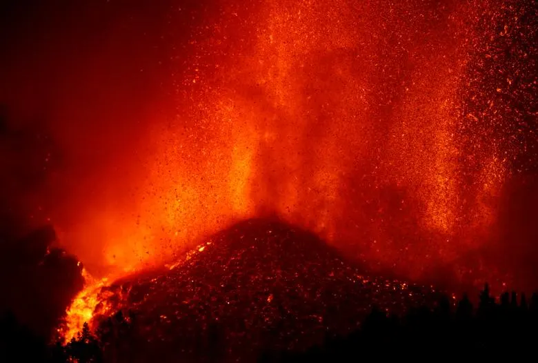 صور.. بركان بجزيرة لا بالما الإسبانية ينفث حمماً في السماء