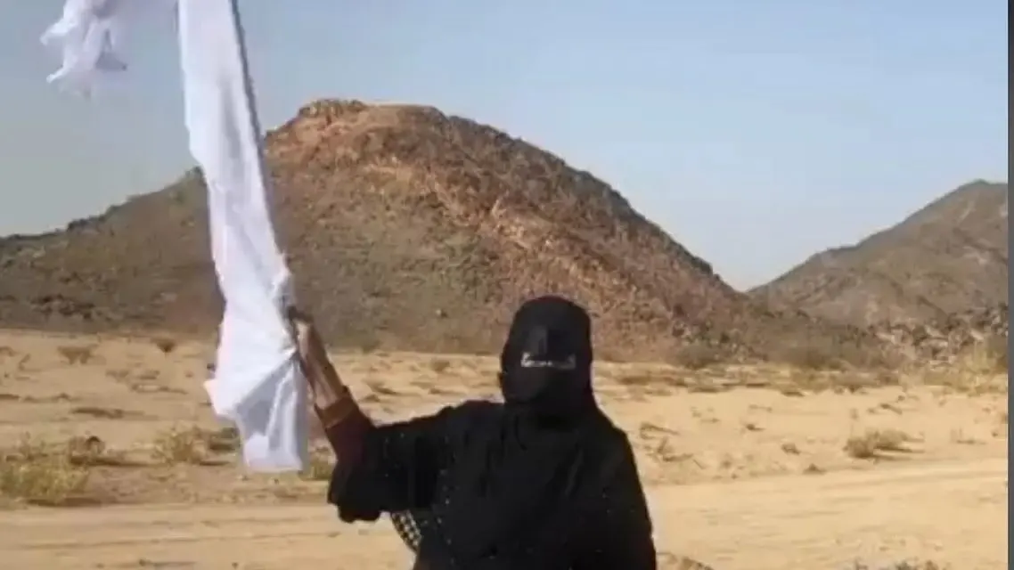 فيديو لسيدة ترفع الراية البيضاء يشغل السعوديين.. ما السبب؟
