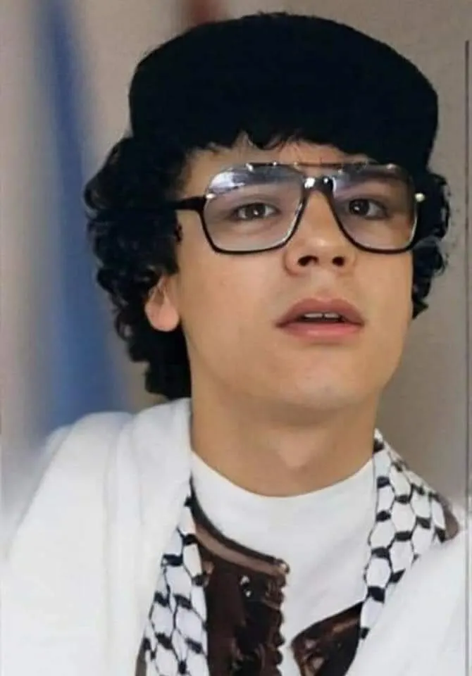 صورة مريبة.. هل يشبه حفيد القذافي جده إلى هذه الدرجة؟
