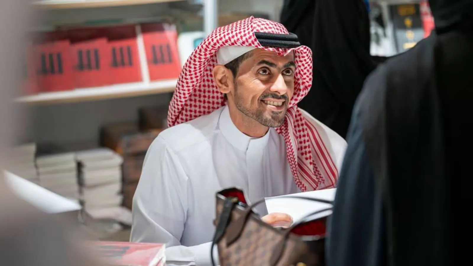 بعد إلغاء حفله في المغرب.. ما نعرفه عن الكاتب السعودي أسامة المسلم