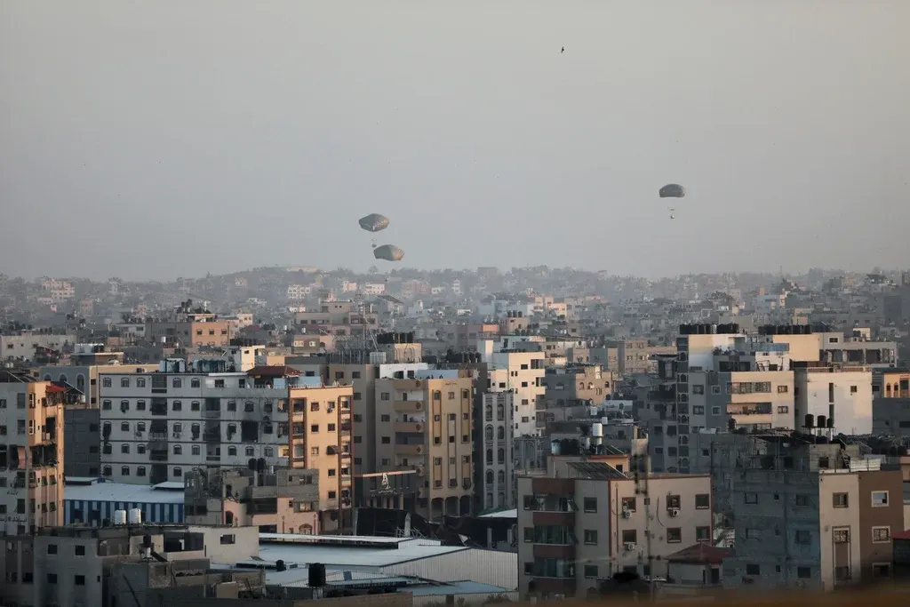 الإسقاط الجوي للمساعدات في غزة.. حل لن ينهي معاناة الفلسطينيين