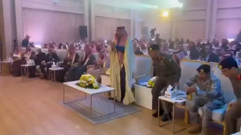 وقف لها أمير الحدود الشمالية.. شابة سعودية تنال إشادات واسعة