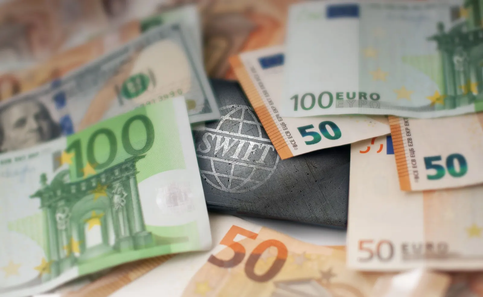 الدولار يهيمن على تحويلات سويفت.. هل تنتهي هذه الهيمنة؟