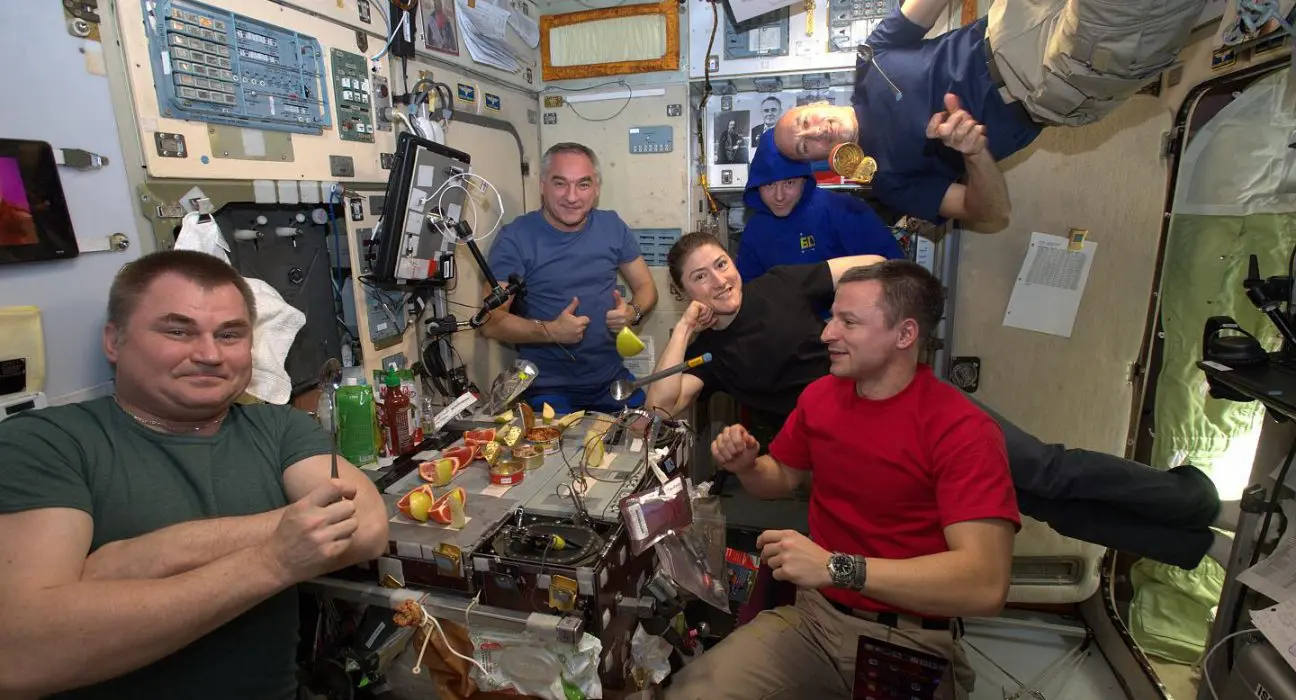 رواد الفضاء يأكلون جثث زملائهم