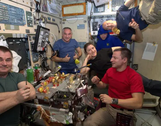 رواد الفضاء يأكلون جثث زملائهم