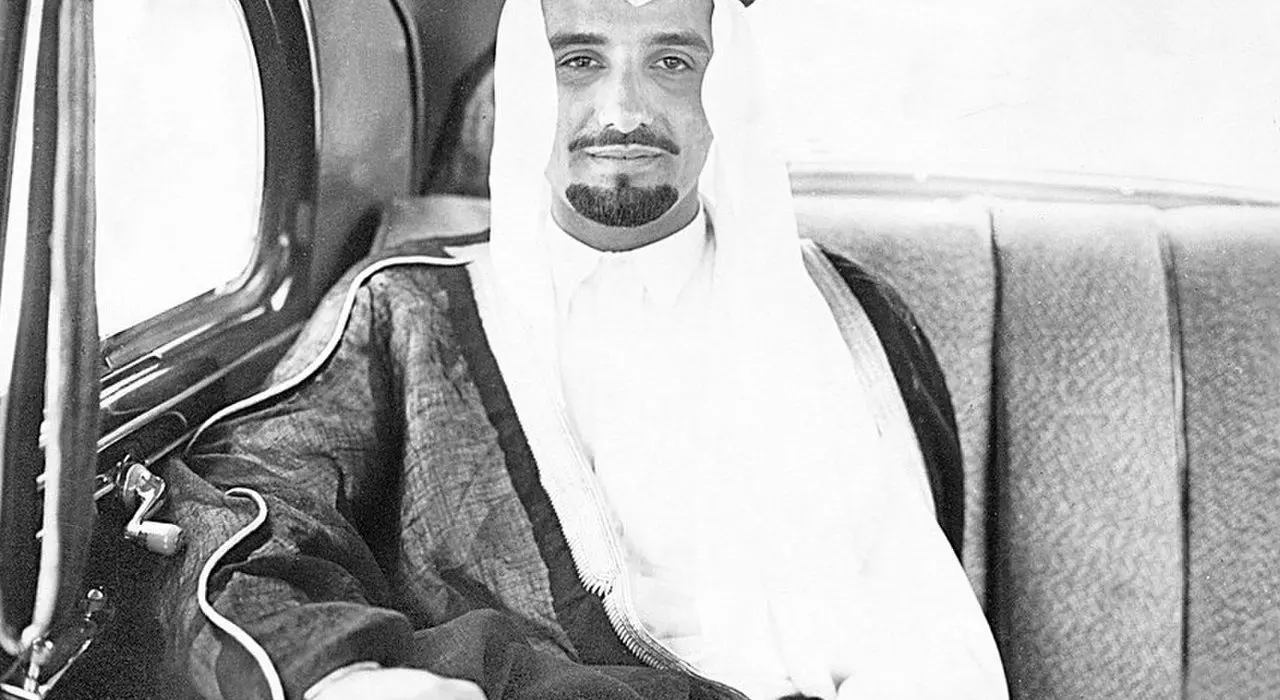 منصور بن عبدالعزيز.. أول وزير دفاع سعودي وثاني الأمراء الراحلين