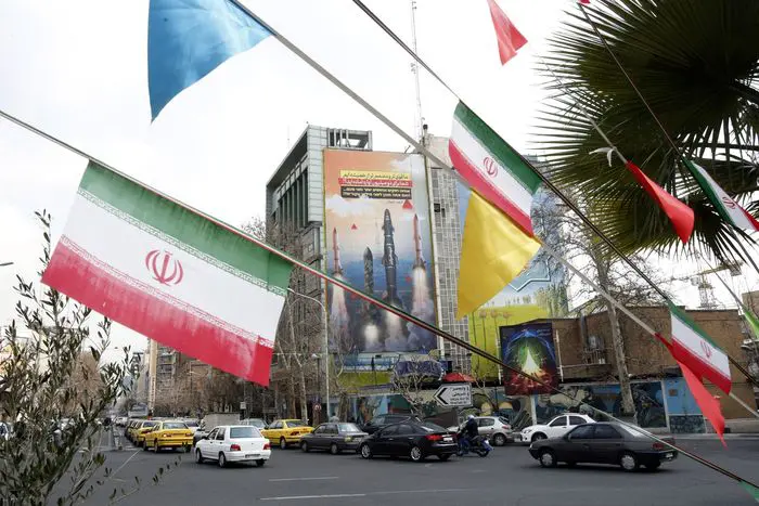 تعد أصفهان موطنًا لبنية تحتية عسكرية إيرانية كبيرة، بما في ذلك قاعدة جوية كبيرة ومجمع كبير لإنتاج الصواريخ والعديد من المنشآت النووية