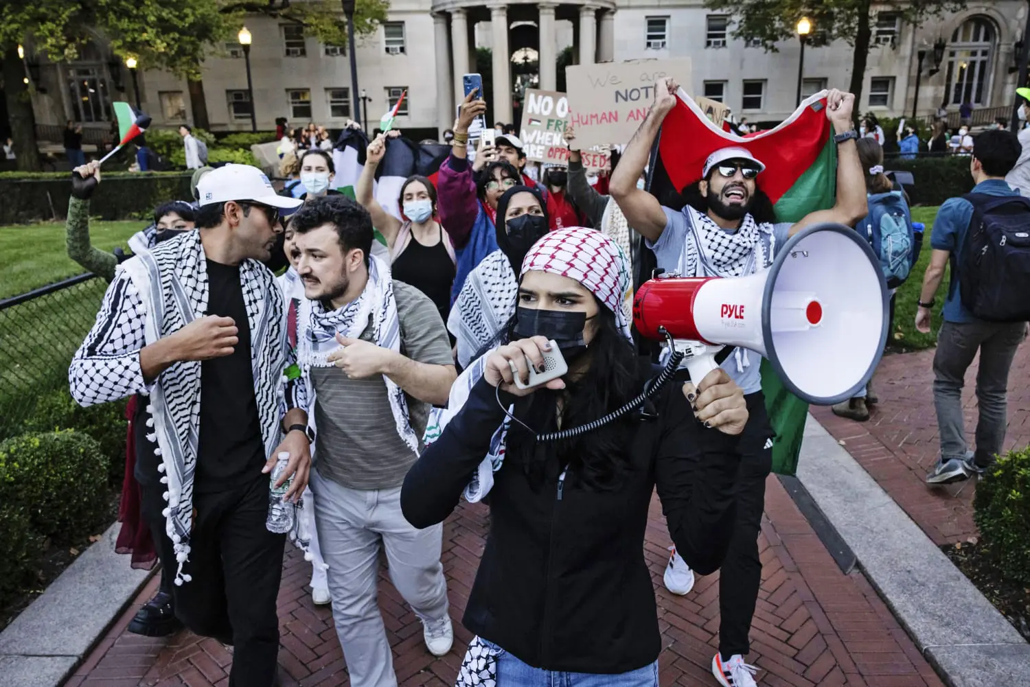 اعتقالات كولومبيا تُشعل احتجاجات مؤيدة للفلسطينيين في الجامعات الأمريكية