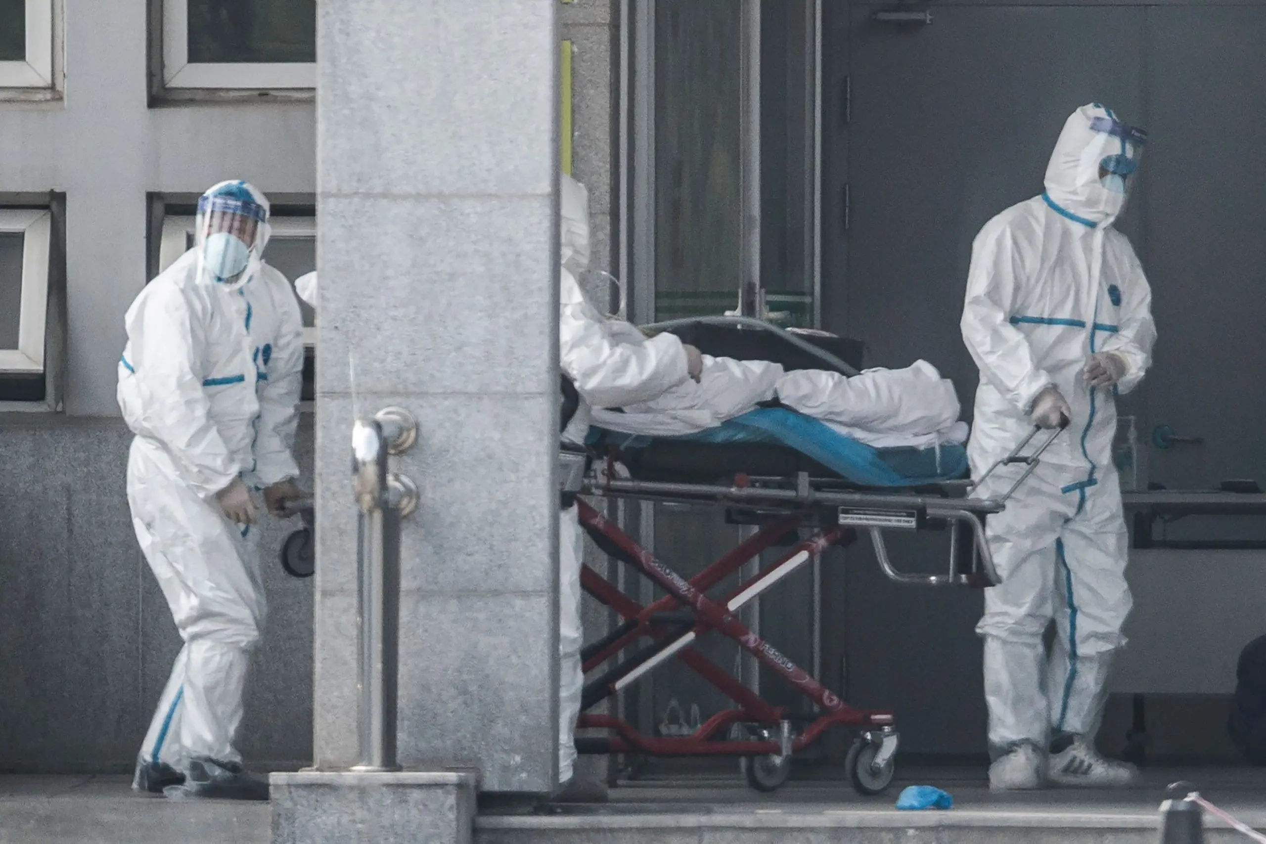 صحيفة بريطانية: أمريكا والصين تتعاونان لإنتاج فيروس قاتل قد يؤدي إلى وباء