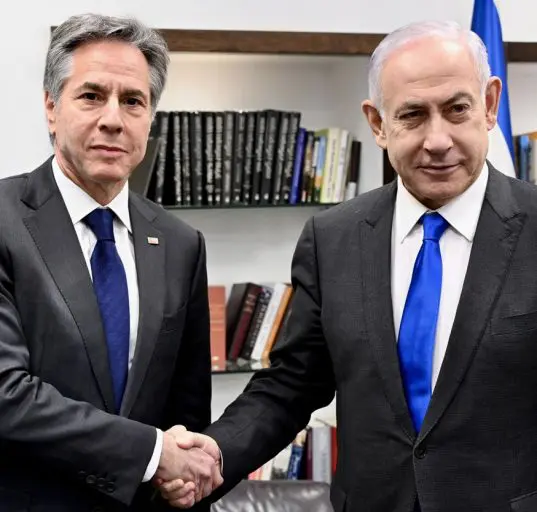 وزير الخارجية الأمريكي أنتوني بلينكن ورئيس الوزراء الإسرائيلي بنيامين نتنياهو