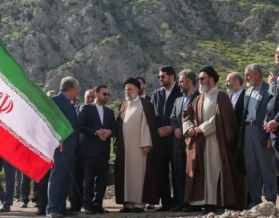 وأفادت وكالة تسنيم الإيرانية بأن رئيس البلاد كان برفقة عدد من كبار المسؤولين، بما في ذلك وزير الخارجية ومسؤولين آخرين، عندما وقع الحادث الأليم في أذربيجان الشرقية