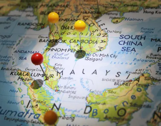 تشكل دول جنوب شرق آسيا محورًا اقتصاديًا مهمًا على المستوى العالمي، وتضم هذه الدول إندونيسيا وماليزيا وتايلاند وفيتنام والفلبين وغيرها