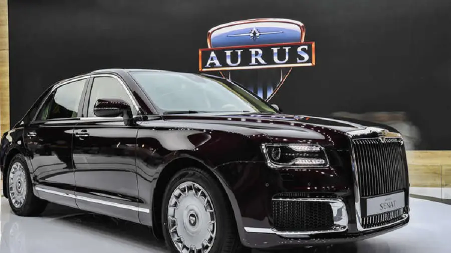 تعتبر سيارة Aurus Senat، التي تم تصميمها على طراز قديم مشابه لسيارة ليموزين ZIL التي تعود إلى الحقبة السوفيتية، السيارة الرئاسية الرسمية لروسيا، وقد استخدمها بوتين في حفل تنصيبه الرئاسي في عامي 2018 و2024