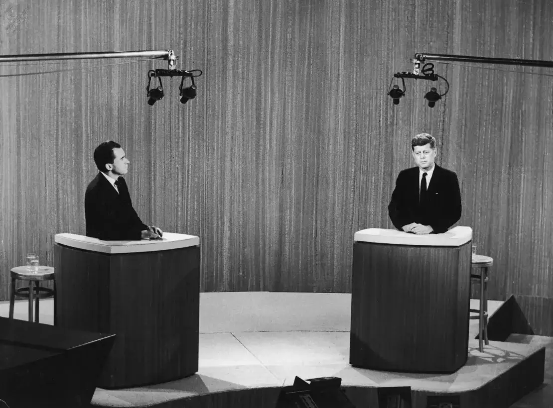 المناظرة الرئاسية المتلفزة الأولى بين جون إف كينيدي وريتشارد نيكسون في عام 1960 في استوديوهات التلفزيون دون حضور جمهور مباشر