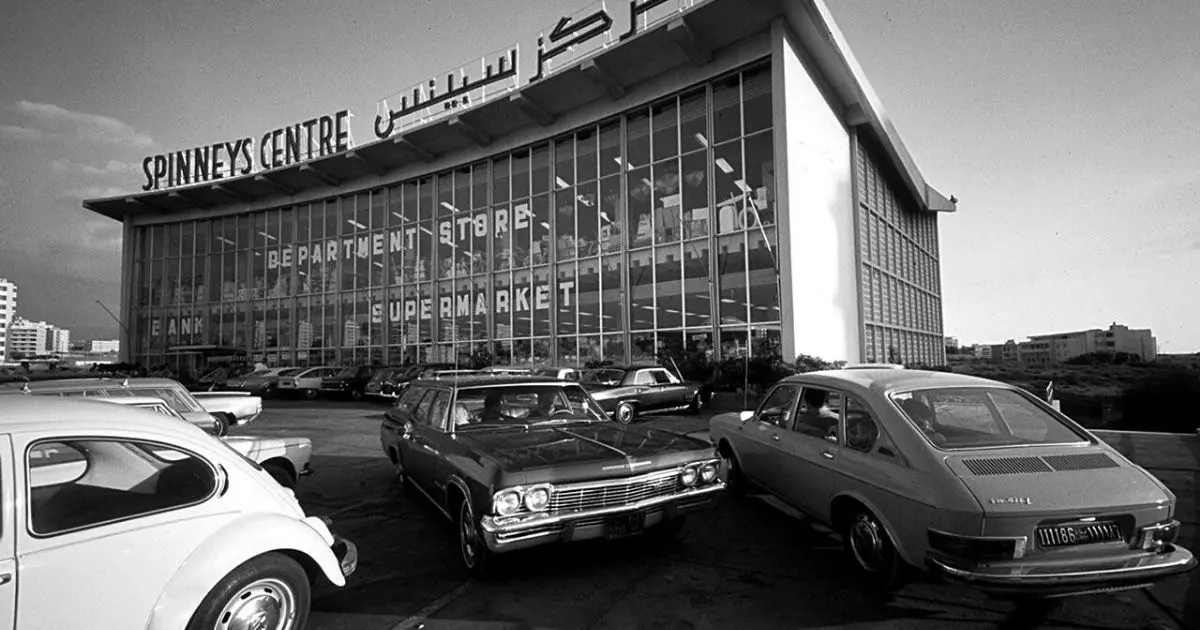 بدأت سبينيس نشاطها التجاري في دبي عام 1961 وافتتحت أول سوبر ماركت لها عام 1962 في ديرة
