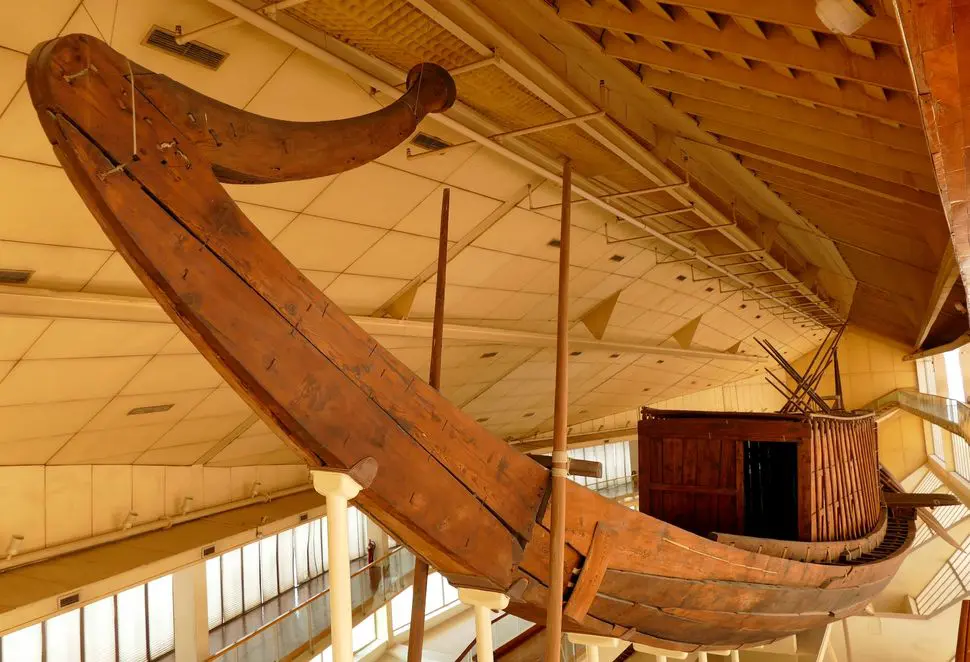 بناة السفينة استخدموا نظام نقر ولسان لربط الألواح الخشبية، مما يعكس تقنيات البناء المتقدمة في ذلك الوقت