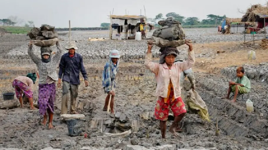 في البلدان الآسيوية مثل الهند أو بنغلاديش أو الصين، انخفض عدد الأطفال الذين يعملون في بيئات عمل غير آمنة أو يتم توظيفهم بشكل غير قانوني 