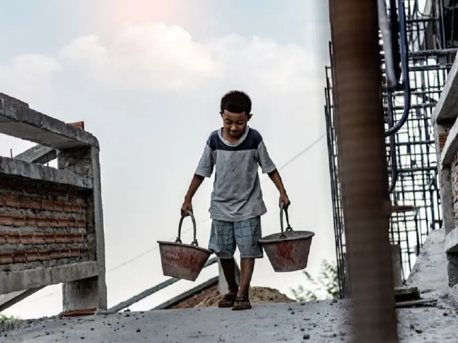 تقدر منظمة العمل الدولية أن حوالي 3.3 مليون طفل في جميع أنحاء العالم يتعرضون للعمل القسري