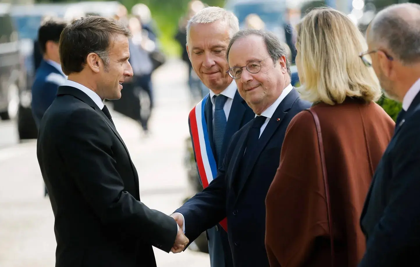 هولاند يقدم نفسه أنه حصن فرنسا ضد التطرف ومنقذ للمنصة الاقتصادية لصندوق الجبهة الوطنية