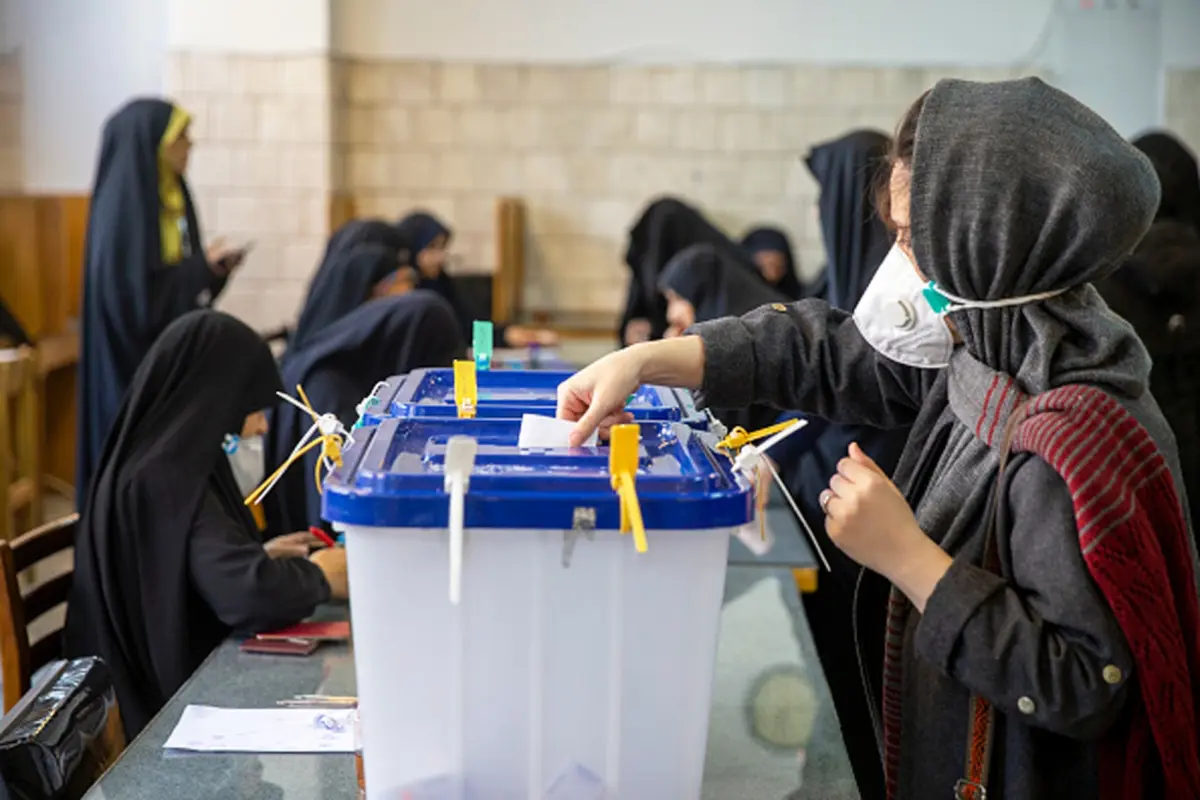 الانتخابات الإيرانية على صفيح ساخن.. معركة الفوز تحتدم بين المتشددين والإصلاحيين 