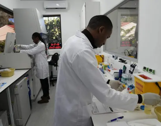 أجريت الدراسة على نحو خمسة آلاف امرأة في جنوب أفريقيا وأوغندا، ولم تكشف عن أي إصابة بين النساء اللاتي تلقين اللقاح