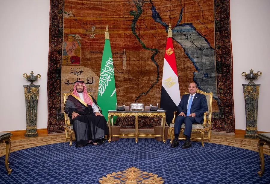 وصل الأمير محمد بن سلمان بن عبدالعزيز آل سعود، ولي العهد رئيس مجلس الوزراء، اليوم إلى العاصمة المصرية القاهرة في زيارة رسمية، وكان في استقباله في مطار القاهرة الدولي الرئيس المصري عبد الفتاح السيسي