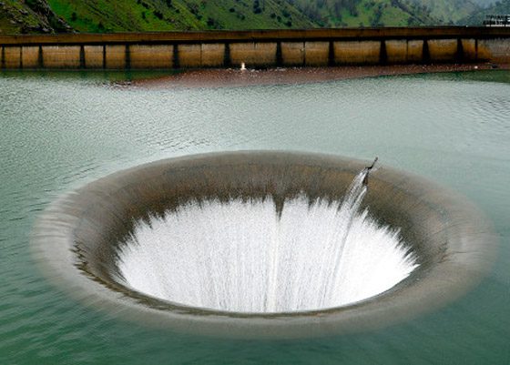 ثقب عملاق في بحيرة