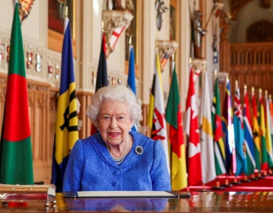 رحلت الملكة إليزابيث فثارت الدول على التاج البريطاني.. إحياء التهديدات بانفراط عقد الكومنولث