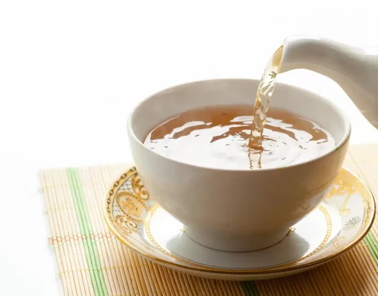 لماذا تؤثر الأكواب الخزفية على طعم وفوائد الشاي؟