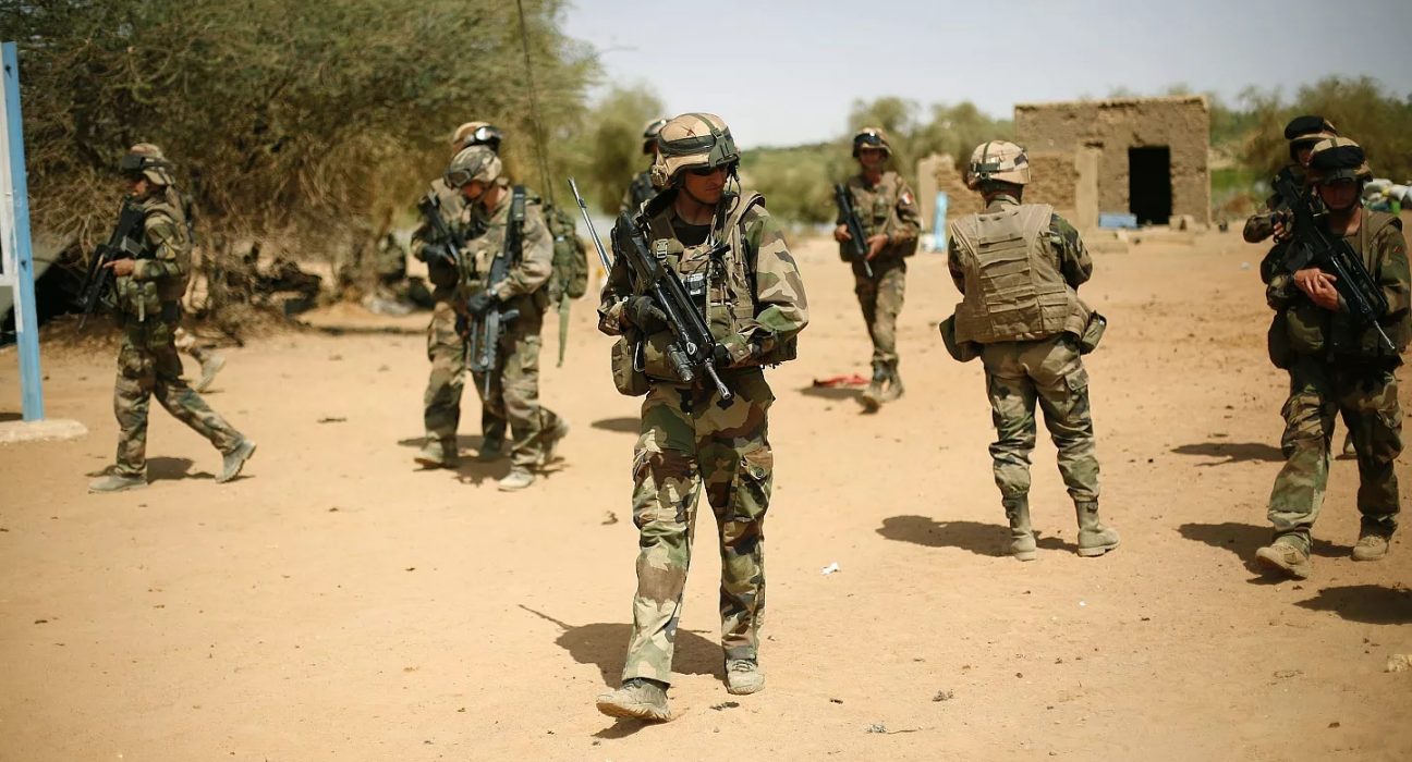 فرنسا إفريقية قواعد عسكرية تدخلاب سلب سرقة خيرات الانقلاب العسكري النيجر مالي اليورانيوم