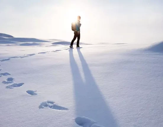 المشي على الثلج