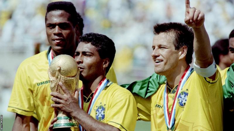 روماريو يرفع كأس العالم المتوج به منتخب البرازيل عام 1994