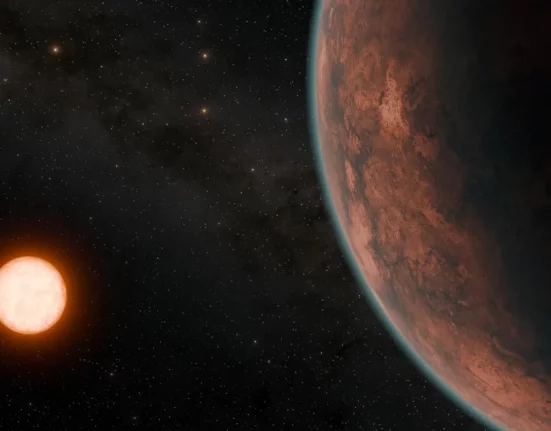 اكتشف فريقان من العلماء كوكبًا صالحًا للحياة نظريًا، أصغر من الأرض، ولكنه أكبر من كوكب الزهرة، ويدور حول نجم صغير على بعد نحو 40 سنة ضوئية.