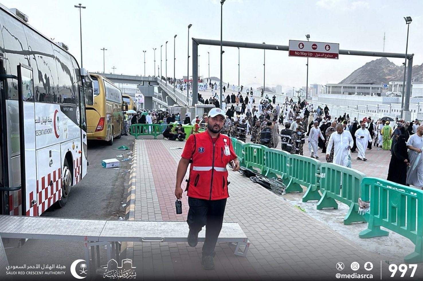 للتيسير على الحجاج ومواكبة التطور وفرت الهيئة إمكانية التواصل معها عن طريق تطبيقات ألكترونية من الهاتف الذكي مثل: "أسعفني"، و "توكلنا"