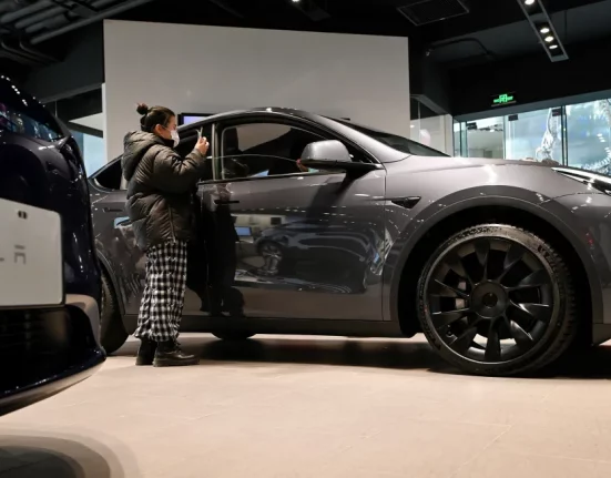 لأول مرة على الإطلاق، تم إدراج سيارات Tesla على قائمة مشتريات الحكومة الصينية، بحسب موقع Paper.cn الإعلامي المملوك للدولة .