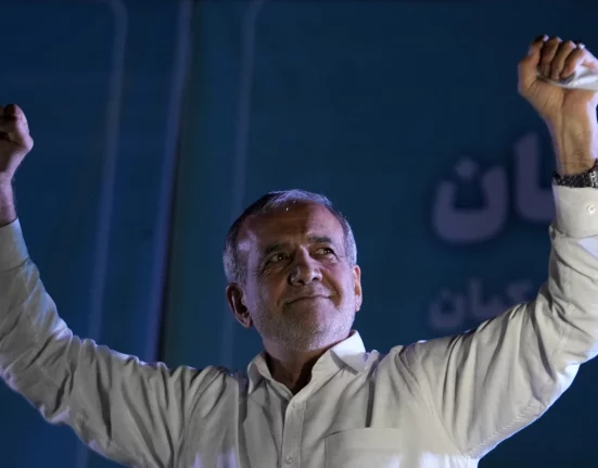 يحمل الرئيس الإيراني المنتخب مسعود بزشكيان آمال ملايين الإيرانيين الذين يسعون لتخفيف القيود على الحريات الاجتماعية واتباع سياسة خارجية أكثر براجماتية.