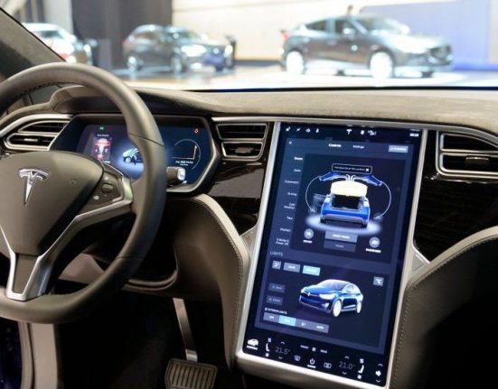 سيارة tesla ذاتية القيادة