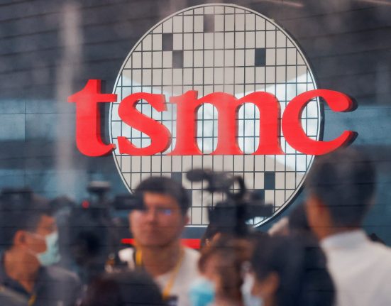 شركة TSMC تعلق شحناتها إلى شركة صينية لهذا السبب