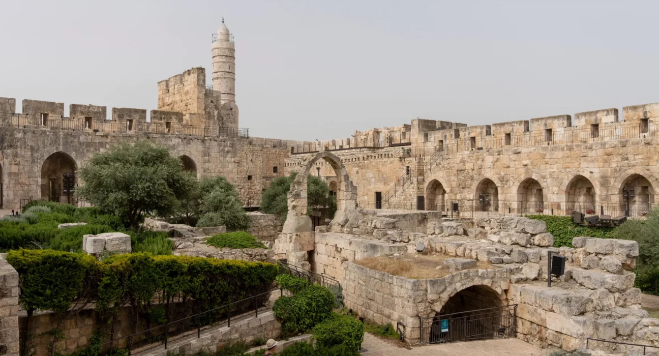 سارقوا الأرض والتاريخ.. تراث فلسطيني نهبه الاحتلال