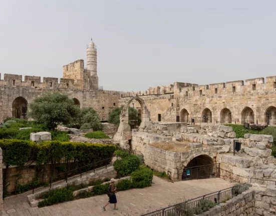 سارقوا الأرض والتاريخ.. تراث فلسطيني نهبه الاحتلال