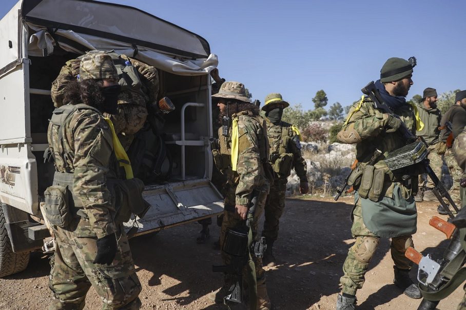 أفاد شهود عيان بأن الأحياء الغربية من حلب تعرضت لقصف بالصواريخ وتبادل كثيف لإطلاق النار، مما أجبر السكان على النزوح من منازلهم بحثًا عن الأمان