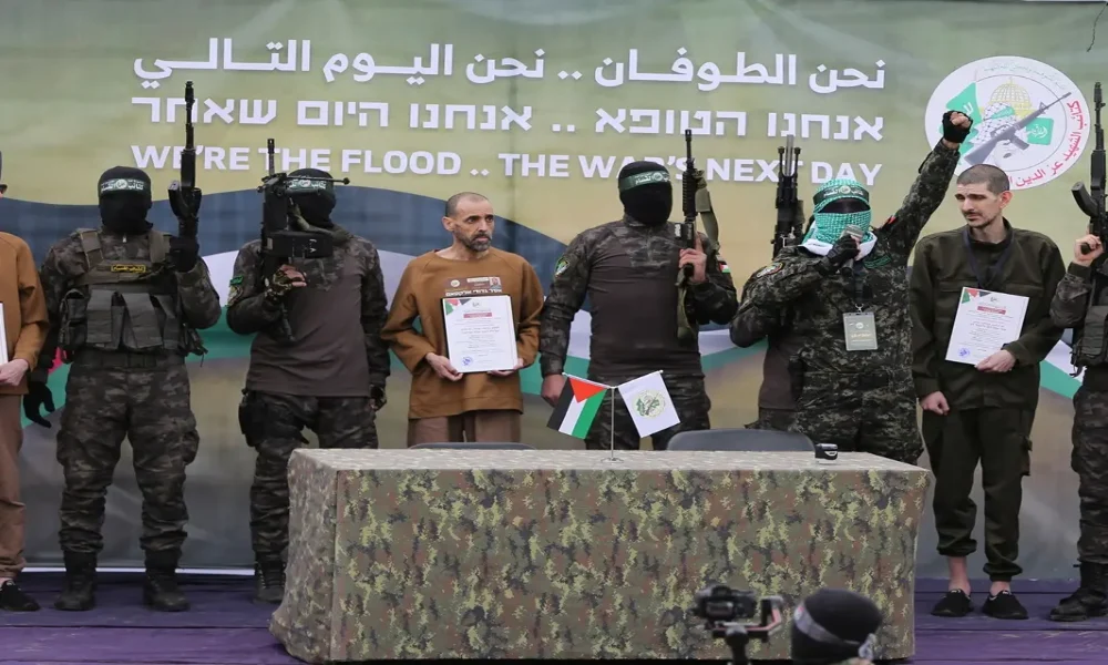 حماس تُفرج عن 3 رهائن إسرائيليين مقابل 183 أسيرًا فلسطينيًا من سجونها