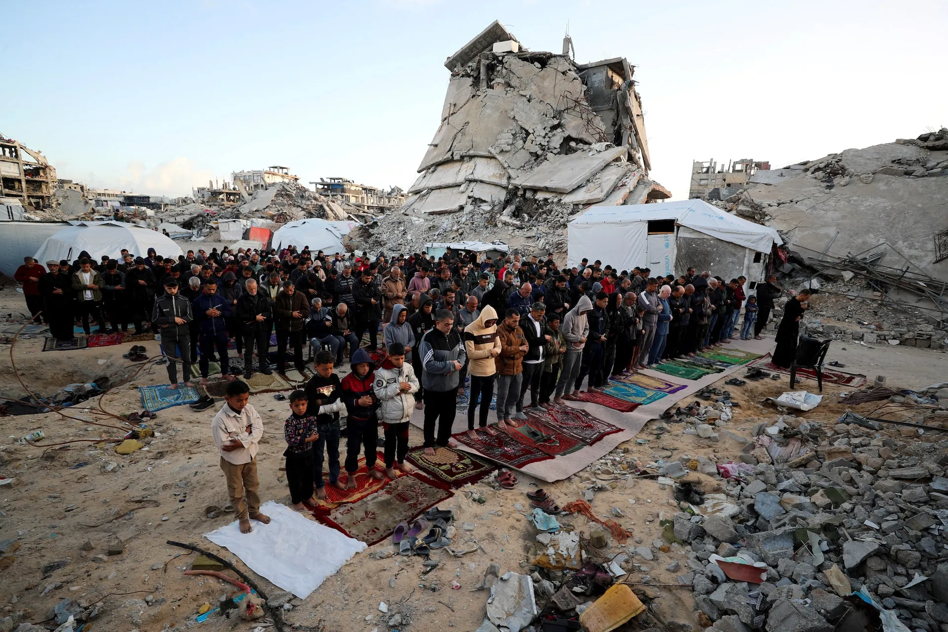 فلسطينيون يؤدون صلاة عيد الفطر في جباليا شمال قطاع غزة